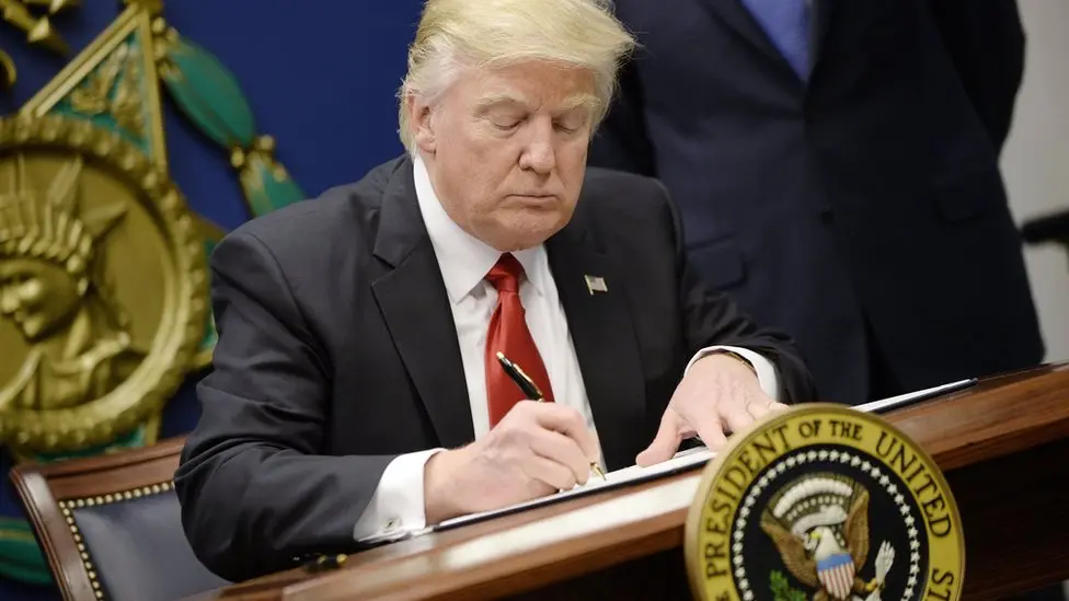 TRUMP TORNA E FIRMA 100 ORDINI ESECUTIVI: COSA CAMBIA.